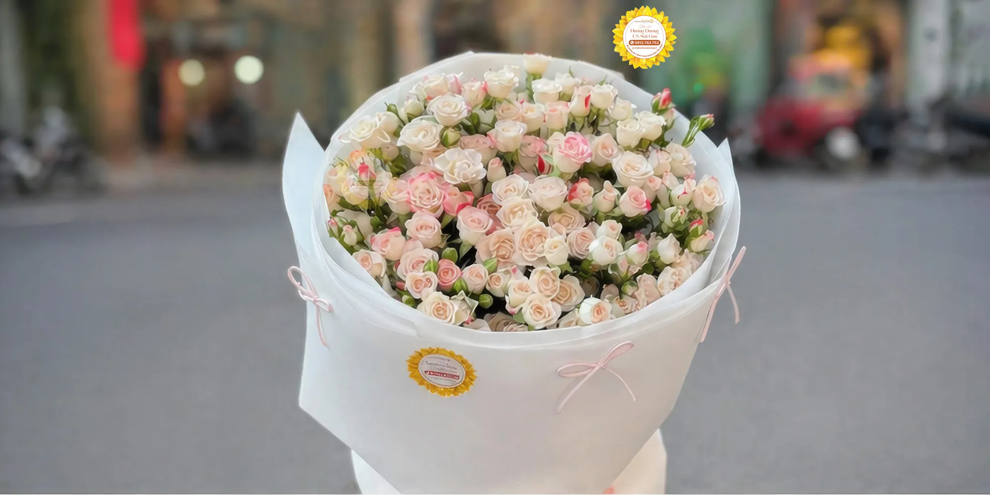 Bó hoa hồng kem nhẹ nhàng kết hợp hoa baby trắng tinh tế, mang vẻ đẹp dịu dàng, lãng mạn, là món quà ý nghĩa dành tặng người yêu, bạn bè trong các dịp đặc biệt.