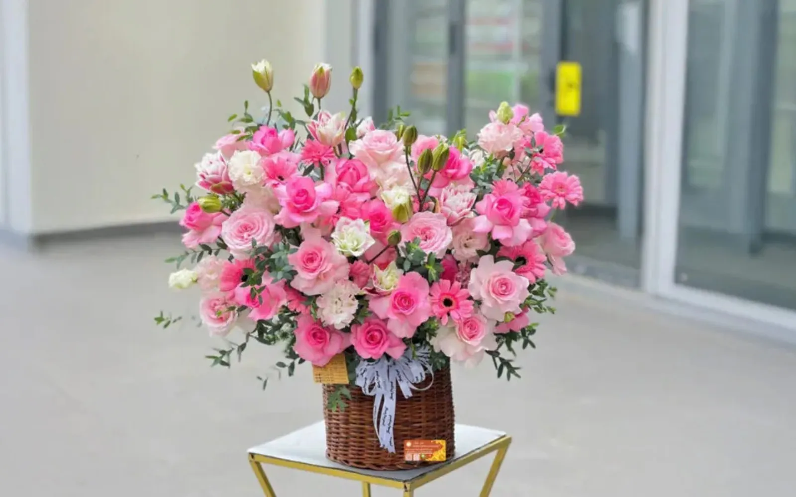 Giỏ hoa hồng chúc mừng ngày 8 tháng 3 cho vợ
