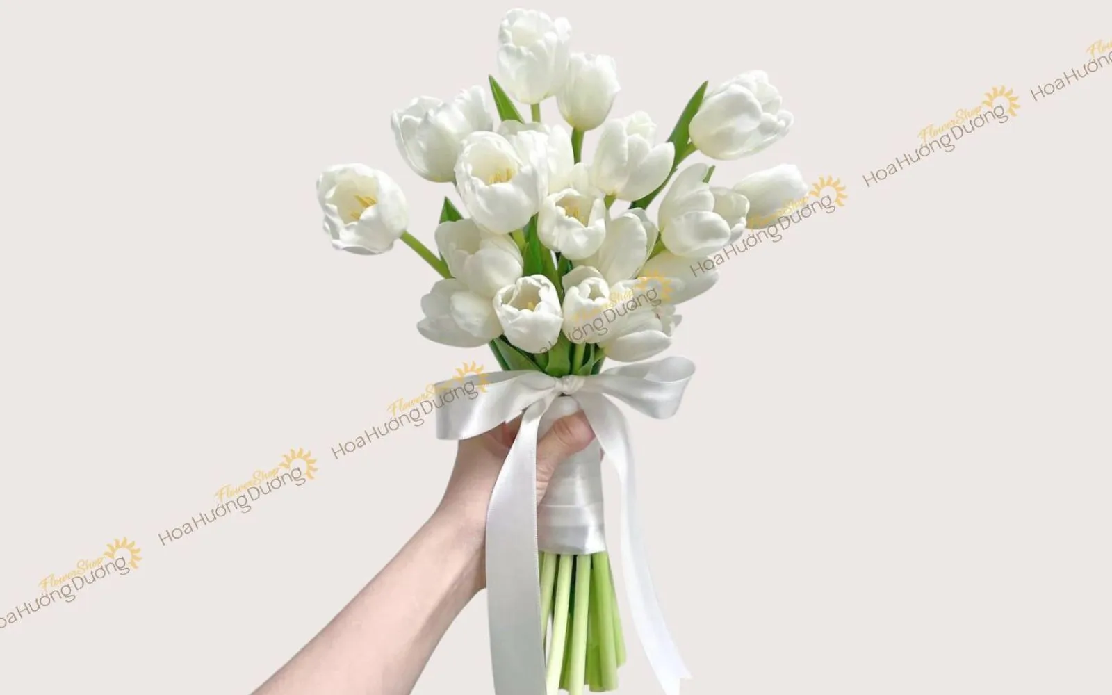 Hoa tulip cầm tay cô dâu