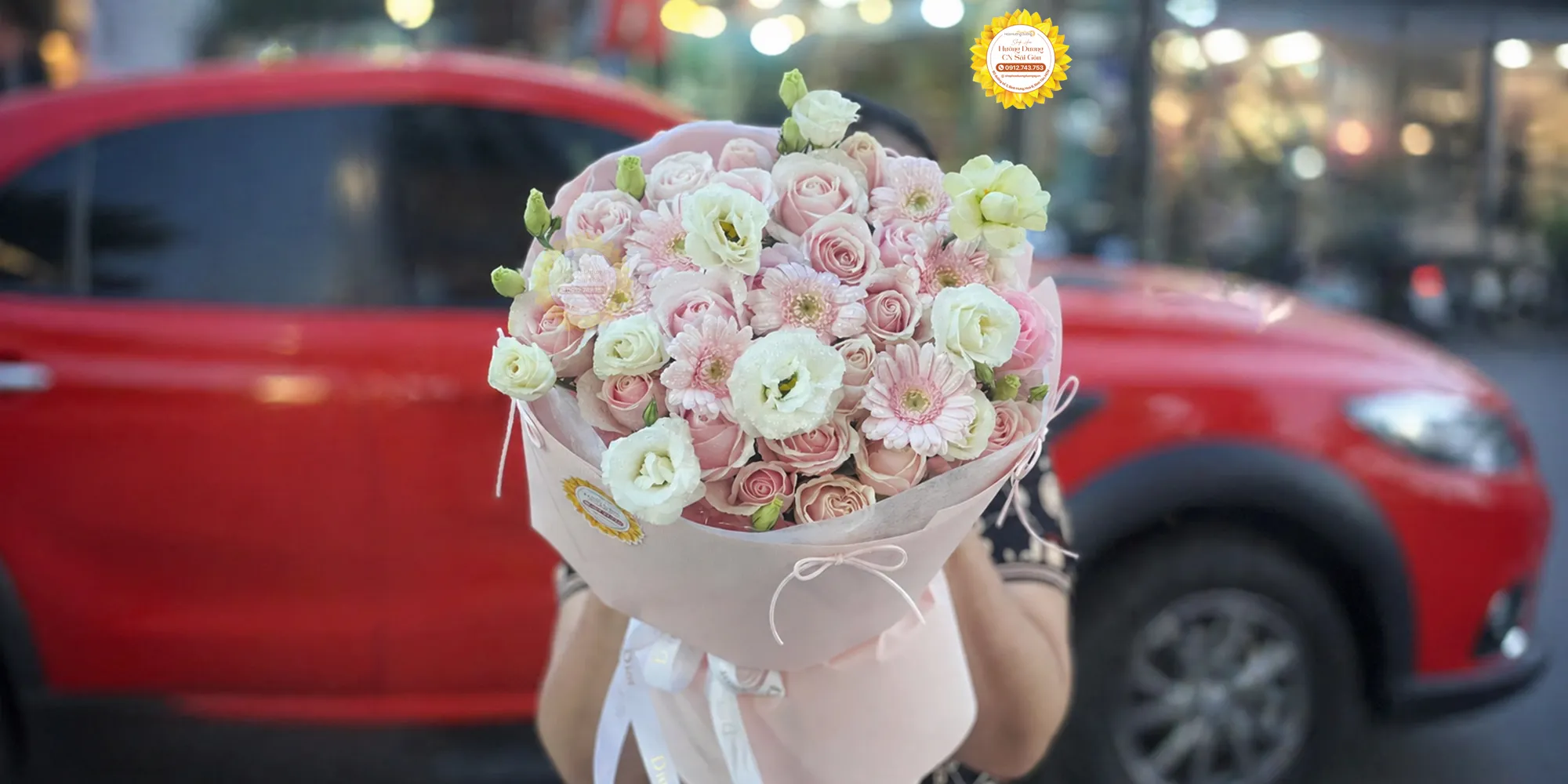 Bó hoa hồng pastel kết hợp cát tường và đồng tiền, gam màu nhẹ nhàng, tinh tế, phù hợp tặng người yêu, bạn gái trong dịp sinh nhật, kỷ niệm hay lời tỏ tình lãng mạn.