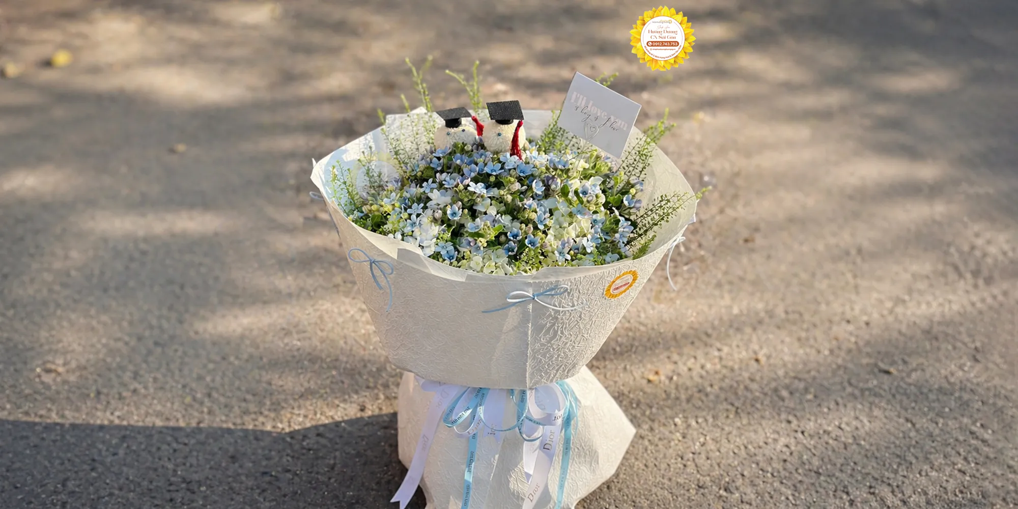 Bó hoa baby xanh nhẹ nhàng, điểm xuyết phụ kiện mũ cử nhân độc đáo, mang ý nghĩa chúc mừng tốt nghiệp, gửi gắm niềm tự hào và lời chúc tương lai rạng rỡ.