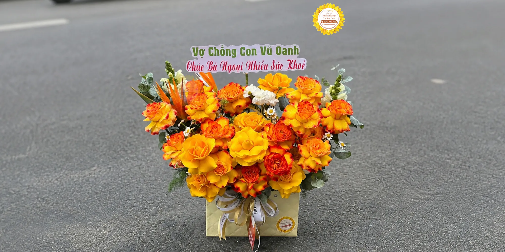 Giỏ hoa hồng cam vàng phối tinh tế, sắc màu ấm áp, gửi gắm lời chúc sức khỏe và yêu thương chân thành đến bà, phù hợp dịp sinh nhật, lễ, thăm hỏi.