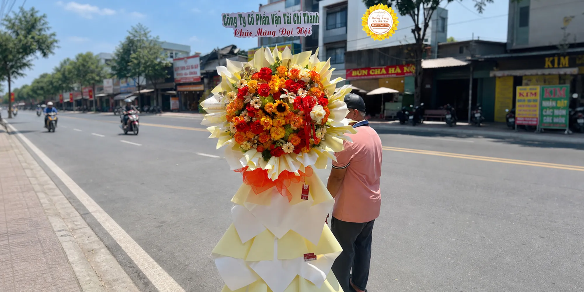 Kệ hoa chúc mừng tông cam vàng nổi bật, phối nhiều loại hoa tươi rực rỡ, phù hợp khai trương, đại hội, sự kiện doanh nghiệp, gửi gắm lời chúc thành công và thịnh vượng.